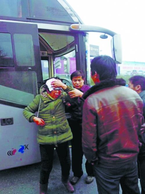 大家攙扶受傷的女貨主上客車 大家攙扶受傷的女貨主上客車