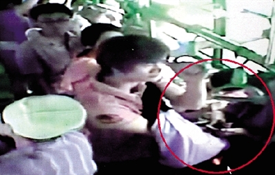 一名小偷拉開了乘客李女士的包,并在包里摸了足足3分多鐘。最終,李女士被偷了2.4萬多元錢。”(翻拍視 一名小偷拉開了乘客李女士的包,并在包里摸了足足3分多鐘。最終,李女士被偷了2.4萬多元錢。”(翻拍視