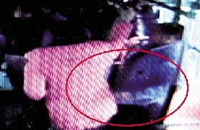 一小偷把手伸到乘客衣兜內行竊時的瞬間。(翻拍視頻) 一小偷把手伸到乘客衣兜內行竊時的瞬間。(翻拍視頻)