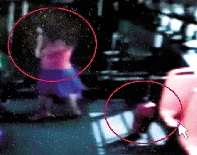 去年10月份的一天,一名女乘客打著電話下了車,包丟在了車上。(翻拍視頻) 去年10月份的一天,一名女乘客打著電話下了車,包丟在了車上。(翻拍視頻)