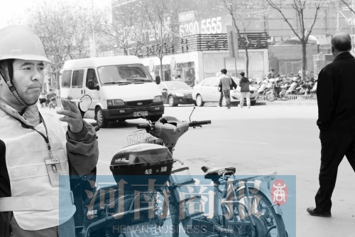 燃氣泄漏,消防員演習變實戰。而幾米外,有工作人員在抽煙 燃氣泄漏,消防員演習變實戰。而幾米外,有工作人員在抽煙