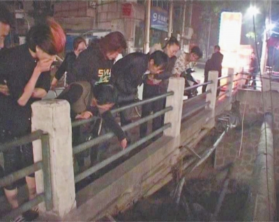 圍觀群眾感嘆橋那么高,被扔下橋的劉先生真是“萬幸”。 圍觀群眾感嘆橋那么高,被扔下橋的劉先生真是“萬幸”。