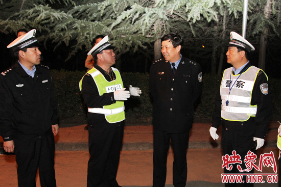 該支隊支隊長石軍(左二)、政委周西漢（左一）在向省總隊督導組匯報整治酒駕時的情景。