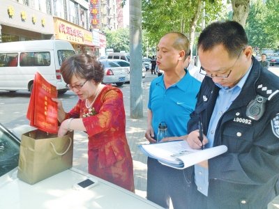 失主在清點、認領失物。 失主在清點、認領失物。