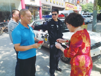 失主找到失物后感謝好心的哥 失主找到失物后感謝好心的哥