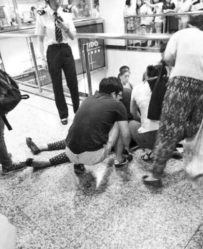 男子繼母被捅傷后跑到站內,倒在了地上(圖片來自網絡)。 男子繼母被捅傷后跑到站內,倒在了地上(圖片來自網絡)。