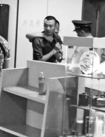 行兇男子最終被控制(圖片來自網絡) 行兇男子最終被控制(圖片來自網絡)