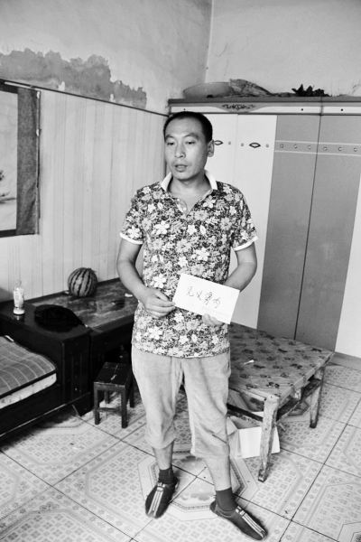 采建新拿的信封里,是南京警方送來的獎金。 采建新拿的信封里,是南京警方送來的獎金。