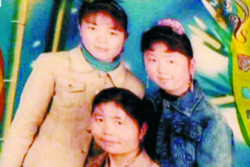 兩個女兒已長大成人,妻子也已歸來,這個分離12年的家庭,離幸福越來越近(翻拍)。 兩個女兒已長大成人,妻子也已歸來,這個分離12年的家庭,離幸福越來越近(翻拍)。