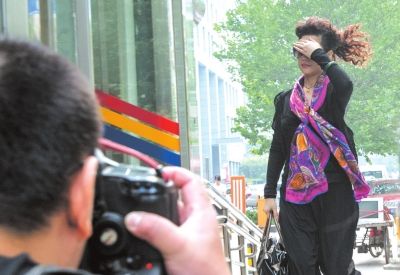 7月22日李某某輪奸案庭前會議,夢鴿擋臉小跑進法院。資料圖片京華時報記者蒲東峰攝 7月22日李某某輪奸案庭前會議,夢鴿擋臉小跑進法院。資料圖片京華時報記者蒲東峰攝