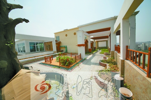 “空中花園”的假樹、水車、小橋都已經被拆除 “空中花園”的假樹、水車、小橋都已經被拆除