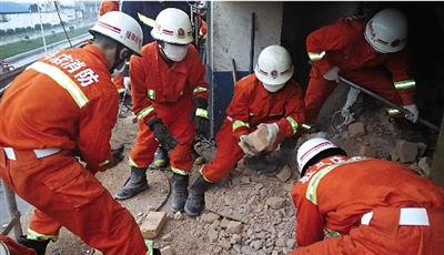 消防人員在清理熔鹽爐倒塌的廢墟。 消防人員在清理熔鹽爐倒塌的廢墟。