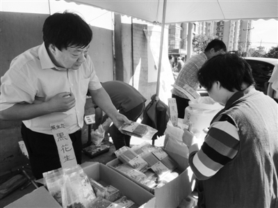 昨日,河南企業家劉春喜在京“練攤”,為顧客挑選綠豆。新京報記者 張玉學 攝 昨日,河南企業家劉春喜在京“練攤”,為顧客挑選綠豆。新京報記者 張玉學 攝