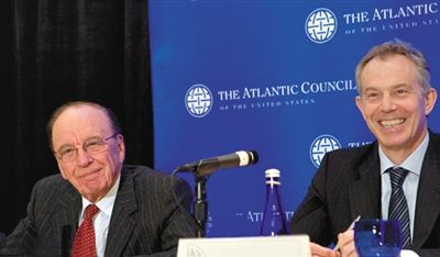 2008年，布萊爾與默多克在美國參加一國際會議。