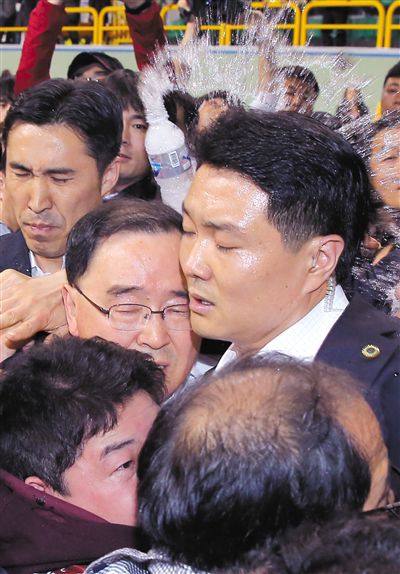 17日，鄭烘原（中）會見乘客家屬時，遭到家屬辱罵、潑水。