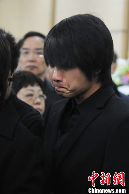 韓寒到場痛哭流淚。