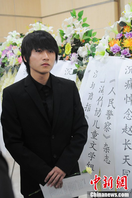 韓寒到場痛哭流淚。
