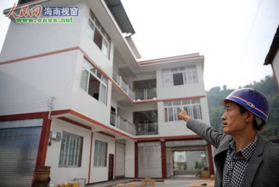 舒正山指著新房說:“我將喬遷宴席的豬肉分給村民吃,竟被大家誤傳是災后大魚大肉。” 舒正山指著新房說:“我將喬遷宴席的豬肉分給村民吃,竟被大家誤傳是災后大魚大肉。”