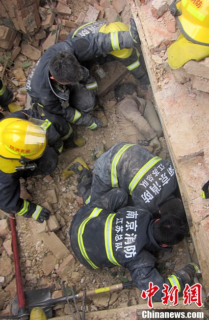 圖為南京消防隊員找到被埋工人。中新社發 梅亮 攝