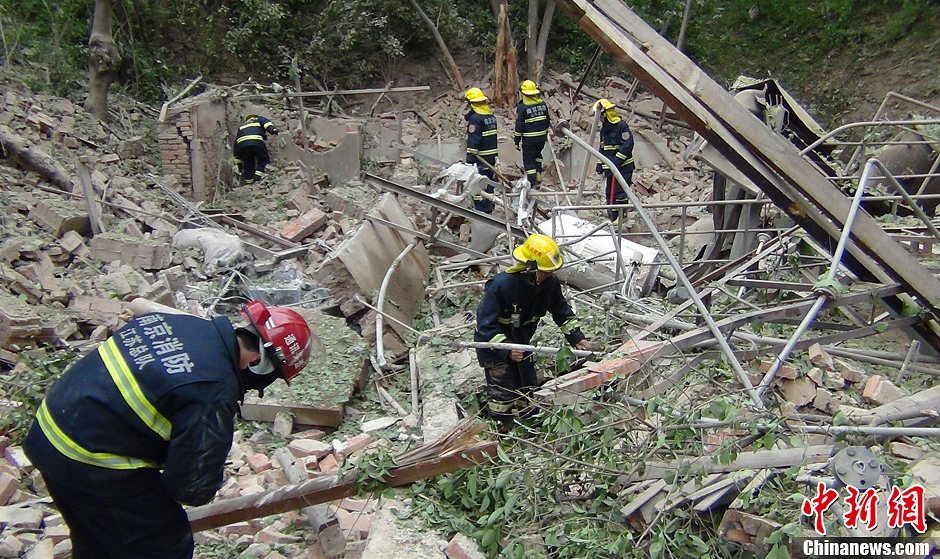 圖為南京消防隊員在現場搜救。中新社發 梅亮 攝