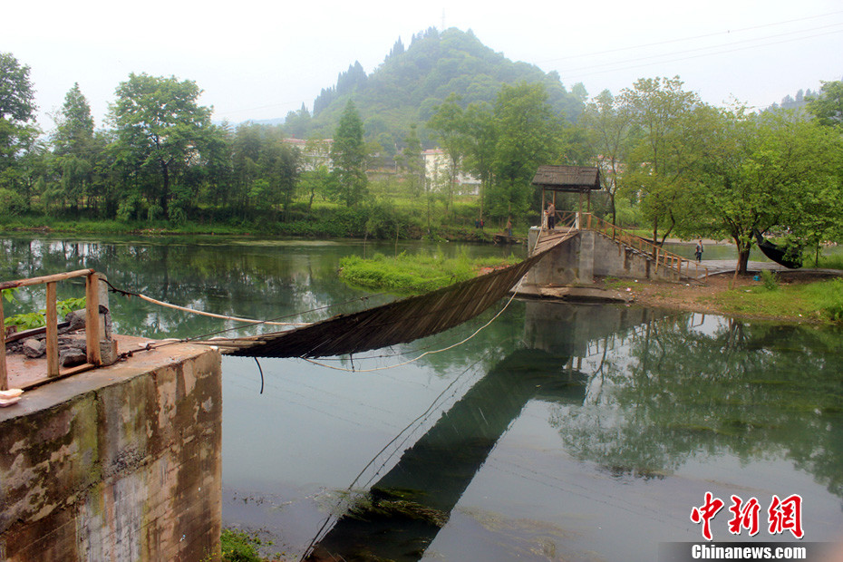 5月1日晚9點10分左右,湖南省鳳凰縣沱江鎮棉寨村距縣城3公里處桃花島篝火晚會散場時,游客經過近水 5月1日晚9點10分左右,湖南省鳳凰縣沱江鎮棉寨村距縣城3公里處桃花島篝火晚會散場時,游客經過近水