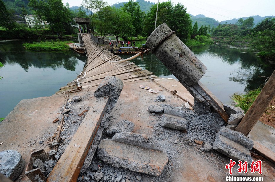 圖為吊橋的橋墩已經嚴重斷裂。 圖為吊橋的橋墩已經嚴重斷裂。