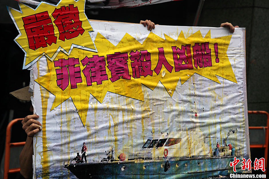 圖為一個抗議紙板蛋痕累累，持板人躲在紙板后面。中新社發 董會峰/攝