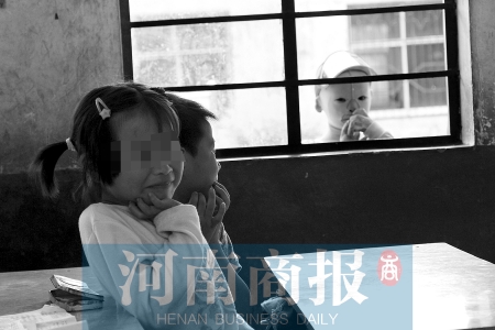 她不止一次說想去上學(xué)，而更多的時(shí)候，她是站在教室外面，眼巴巴地看著里面的小朋友