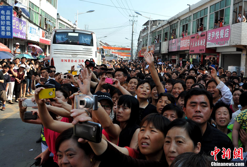 6月5日,一年一度的毛坦廠鎮“送考節”到來,70輛大巴車護送毛坦廠中學萬名考生安全赴考。 6月5日,一年一度的毛坦廠鎮“送考節”到來,70輛大巴車護送毛坦廠中學萬名考生安全赴考。