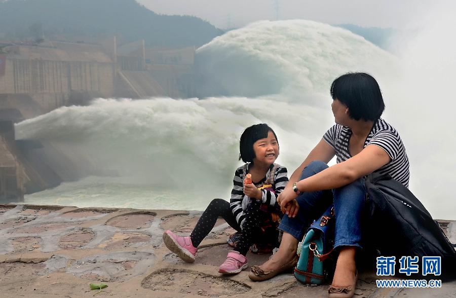 　6月22日，兩位游客在黃河小浪底景區(qū)內(nèi)歇息。