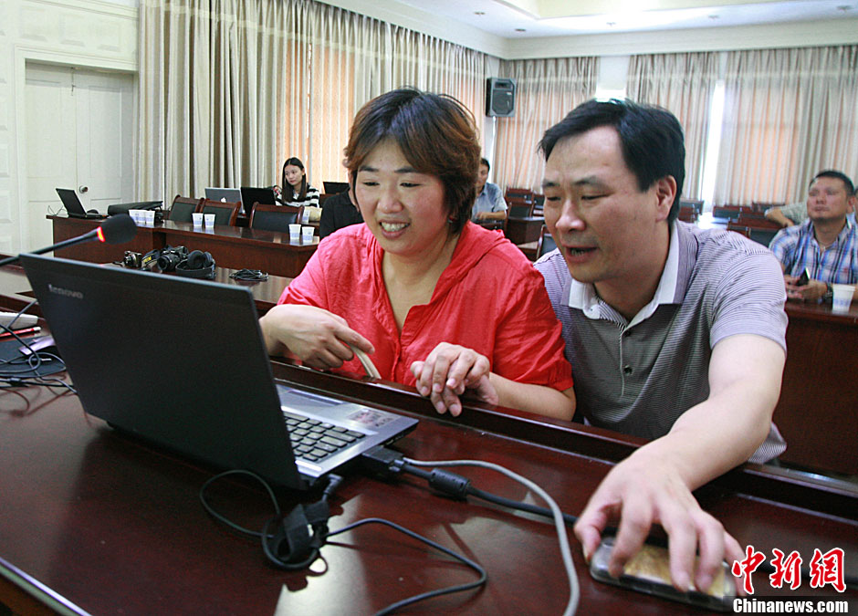 浙江江山韓亞空難親歷學生與國內家長進行視頻對話 中新社發 李晨韻/攝 浙江江山韓亞空難親歷學生與國內家長進行視頻對話 中新社發 李晨韻/攝