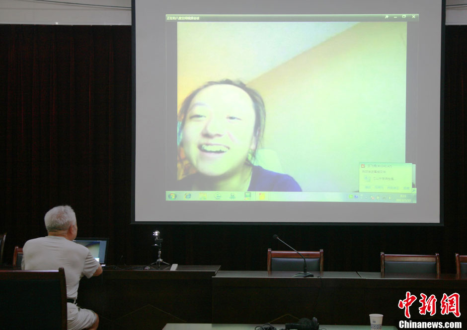 浙江江山韓亞空難親歷學生與國內家長進行視頻對話 中新社發 李晨韻/攝 浙江江山韓亞空難親歷學生與國內家長進行視頻對話 中新社發 李晨韻/攝