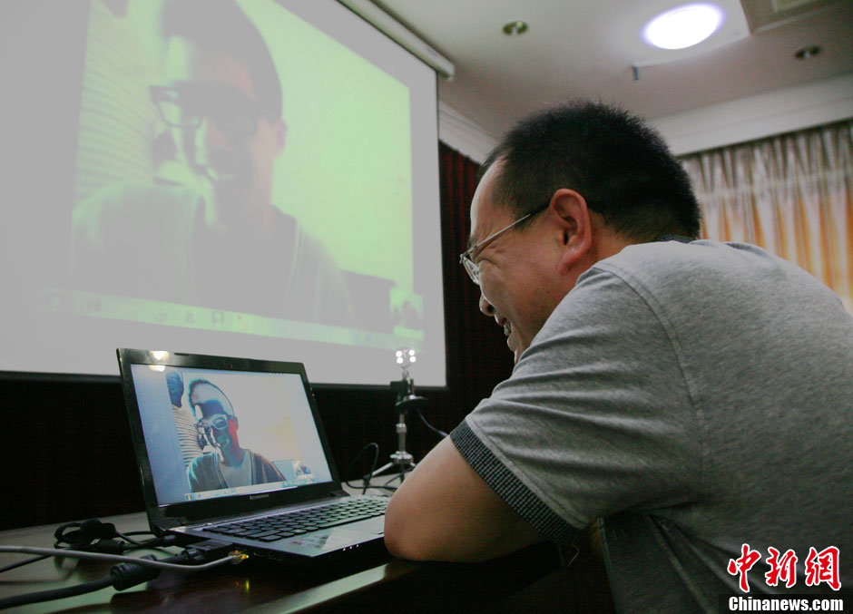 浙江江山韓亞空難親歷學生與國內家長進行視頻對話 中新社發 李晨韻/攝 浙江江山韓亞空難親歷學生與國內家長進行視頻對話 中新社發 李晨韻/攝