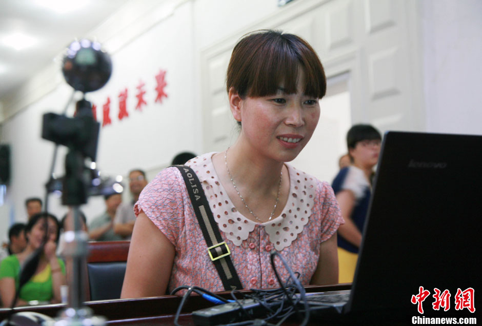 浙江江山韓亞空難親歷學生與國內家長進行視頻對話 中新社發 李晨韻/攝 浙江江山韓亞空難親歷學生與國內家長進行視頻對話 中新社發 李晨韻/攝