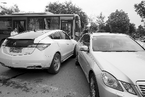 謳歌先撞奔馳后撞公交車 謳歌先撞奔馳后撞公交車