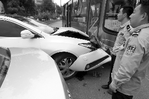 謳歌的車頭損傷嚴重 謳歌的車頭損傷嚴重