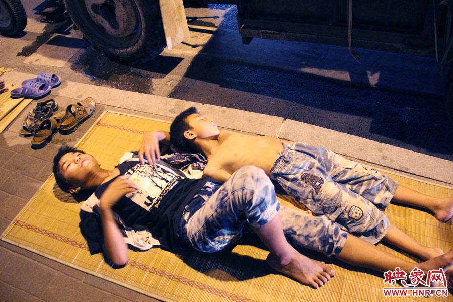 深夜鄭州街頭的瓜農 深夜鄭州街頭的瓜農