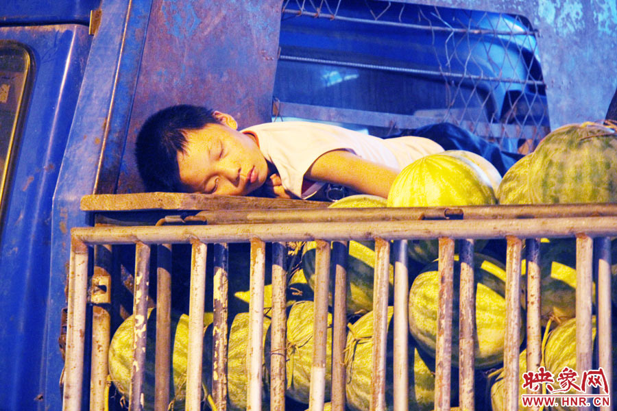 深夜鄭州街頭的瓜農 深夜鄭州街頭的瓜農