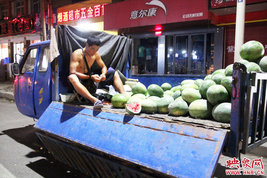 深夜鄭州街頭的瓜農 深夜鄭州街頭的瓜農
