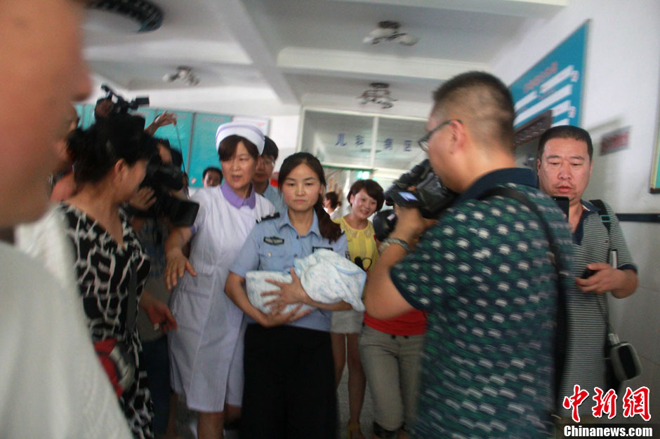 圖為當地民警懷抱獲救嬰兒進入富平婦幼保健院。張一辰 攝 圖為當地民警懷抱獲救嬰兒進入富平婦幼保健院。張一辰 攝