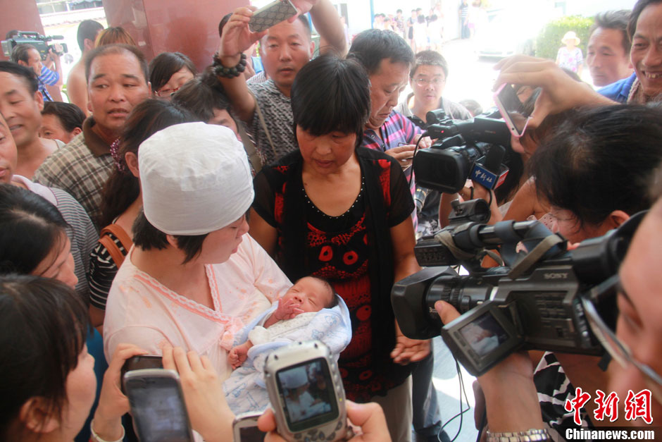 圖為大批媒體記者采訪獲救嬰兒母親。張一辰 攝 圖為大批媒體記者采訪獲救嬰兒母親。張一辰 攝