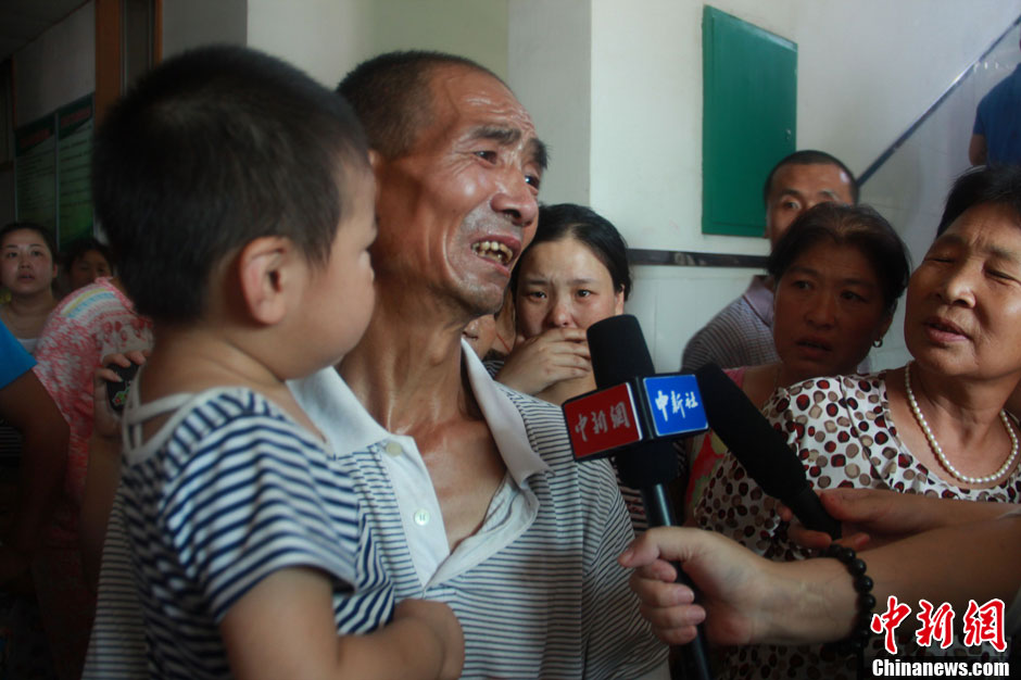 圖為獲救嬰兒的爺爺接受中新社記者采訪。張一辰 攝 圖為獲救嬰兒的爺爺接受中新社記者采訪。張一辰 攝