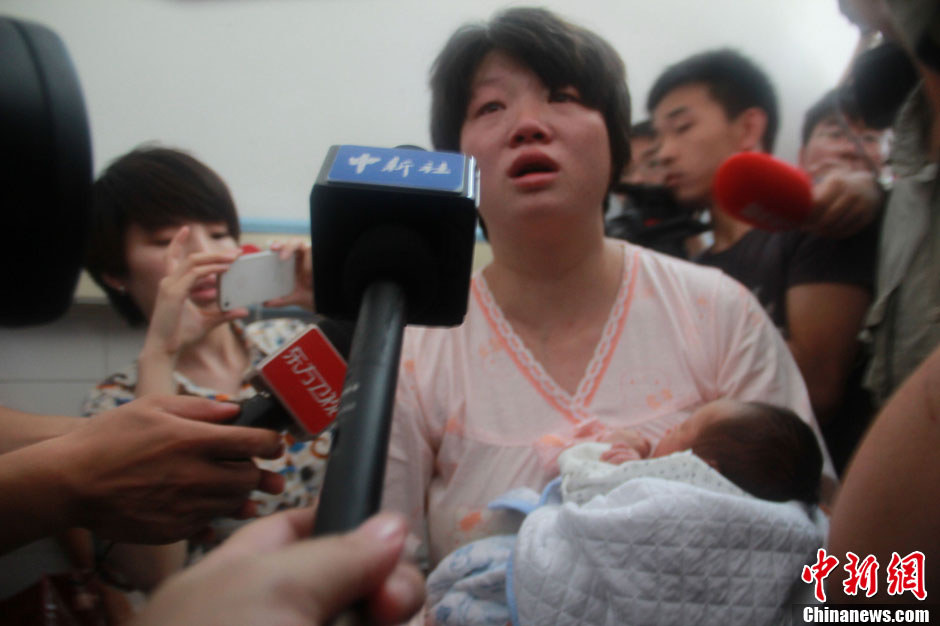 圖為獲救嬰兒母親接受中新社記者采訪。張一辰 攝 圖為獲救嬰兒母親接受中新社記者采訪。張一辰 攝