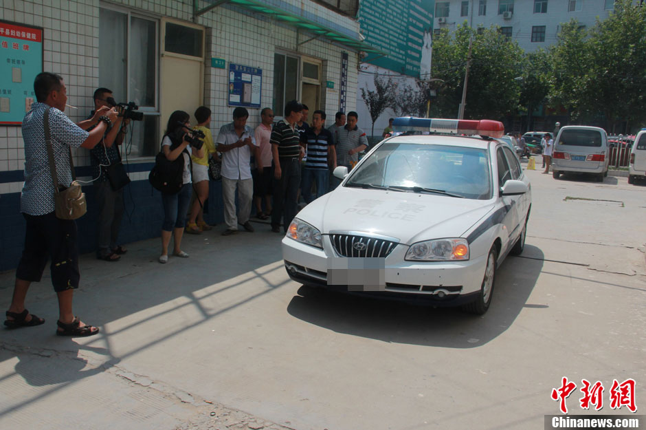 圖為護送獲救嬰兒的警察駛入富平縣婦幼保健院。張一辰 攝 圖為護送獲救嬰兒的警察駛入富平縣婦幼保健院。張一辰 攝