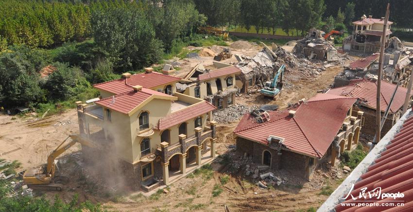 鄭州“黃河邊神秘別墅群”違規建筑開始拆除 鄭州“黃河邊神秘別墅群”違規建筑開始拆除