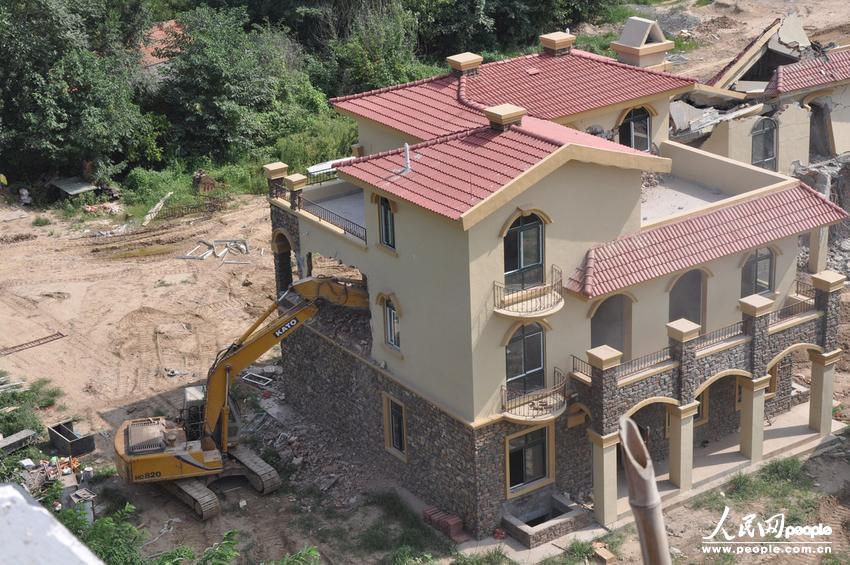 2013年8月18日,在黃河南岸鄭州市惠濟區花園口鎮申莊村,違規修建的別墅正在被拆除。張濤/東方IC 2013年8月18日,在黃河南岸鄭州市惠濟區花園口鎮申莊村,違規修建的別墅正在被拆除。張濤/東方IC