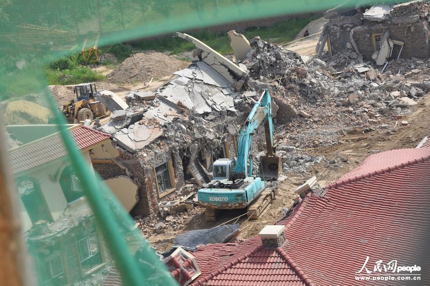 2013年8月18日,在黃河南岸鄭州市惠濟區花園口鎮申莊村,違規修建的別墅正在被拆除。張濤/東方IC 2013年8月18日,在黃河南岸鄭州市惠濟區花園口鎮申莊村,違規修建的別墅正在被拆除。張濤/東方IC