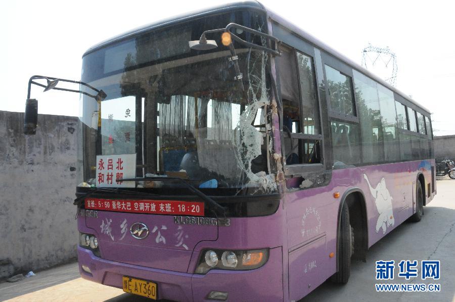 事發公交車左前方的擋風玻璃破了一個大洞(8月20日攝)。 事發公交車左前方的擋風玻璃破了一個大洞(8月20日攝)。