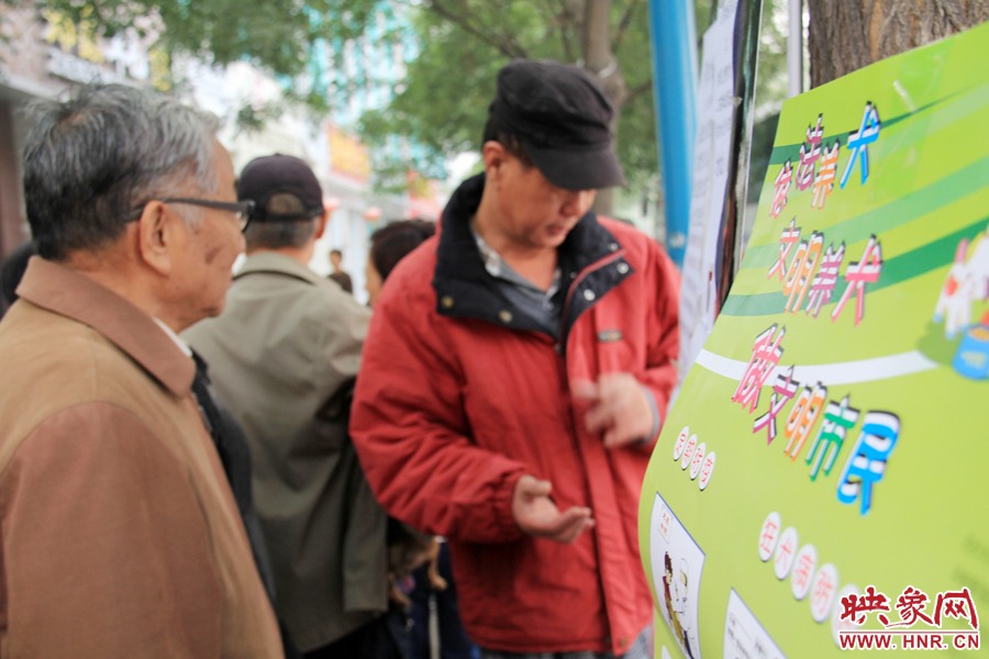 市民在等著為愛犬注射芯片 市民在等著為愛犬注射芯片