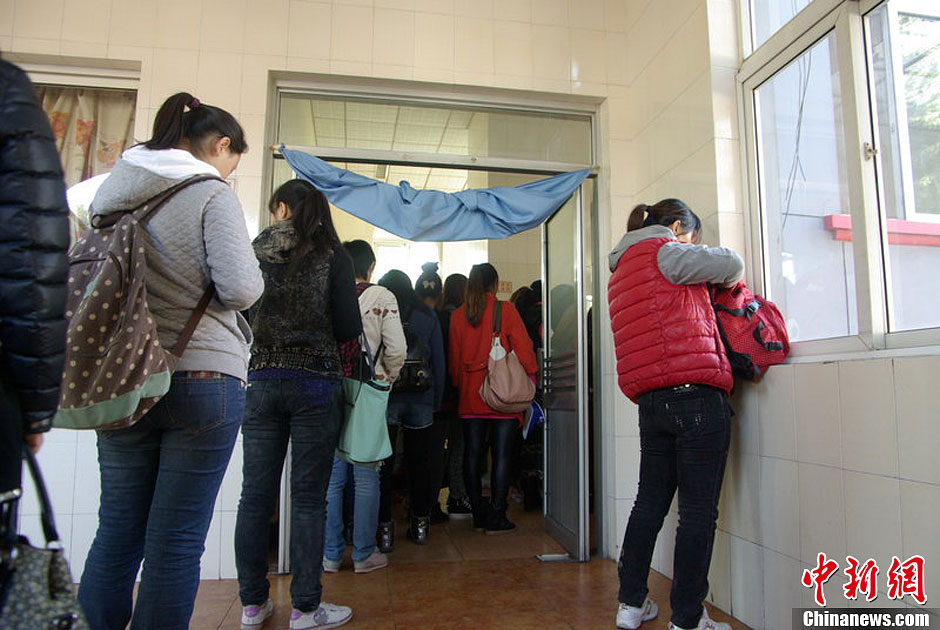 10月26日上午10點多,北京香山路賞紅客摩肩接踵 10月26日上午10點多,北京香山路賞紅客摩肩接踵